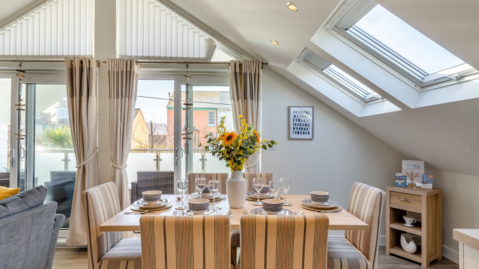 dining area in the Beachcomber apartment