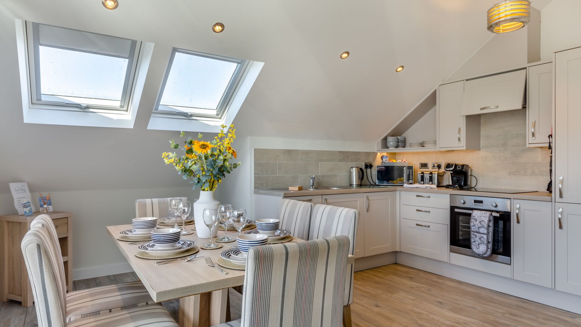 kitchen and dining area in the Beachcomber apartment