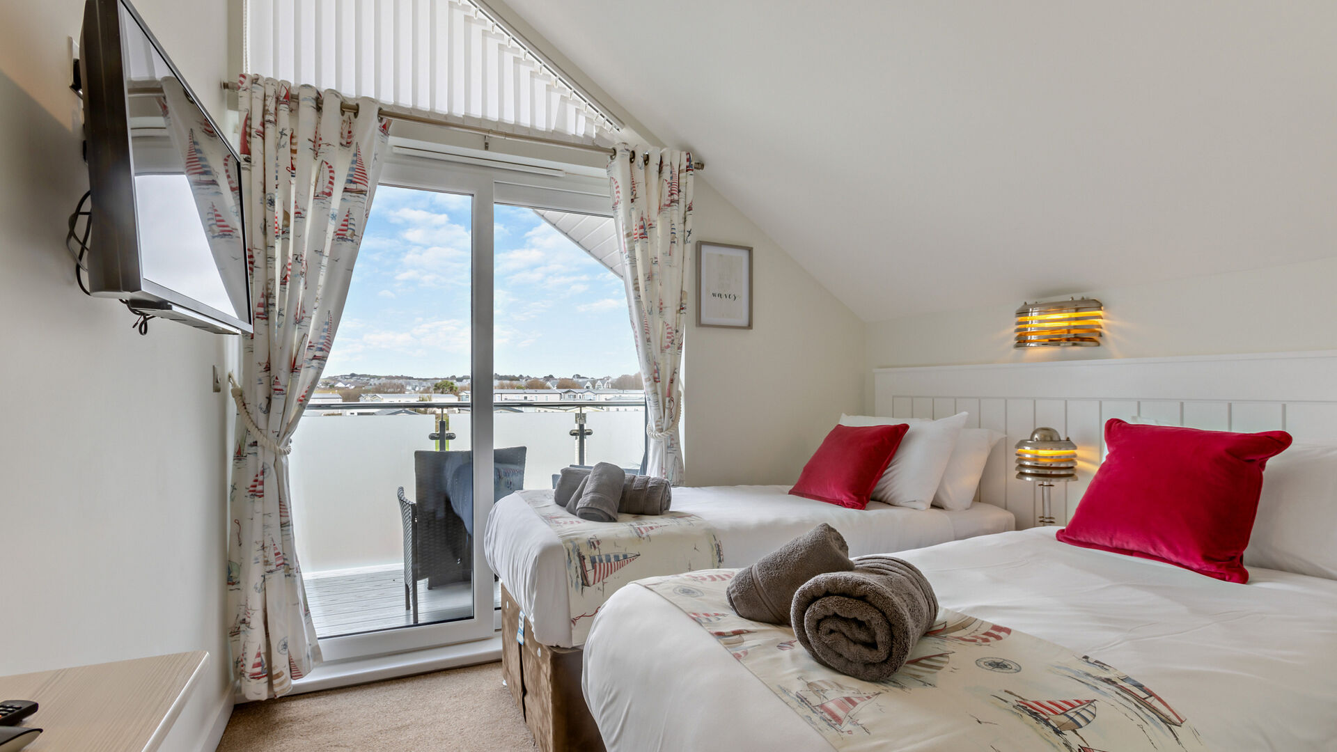 twin bedroom in the Beachcomber apartment