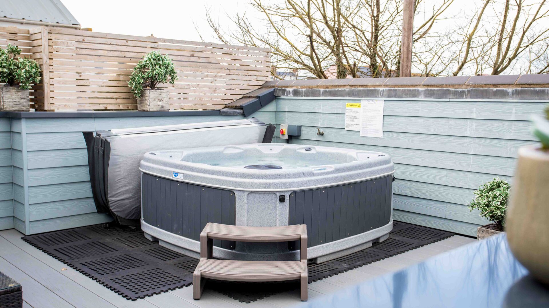 the hot tub at the Breakwater Apartment