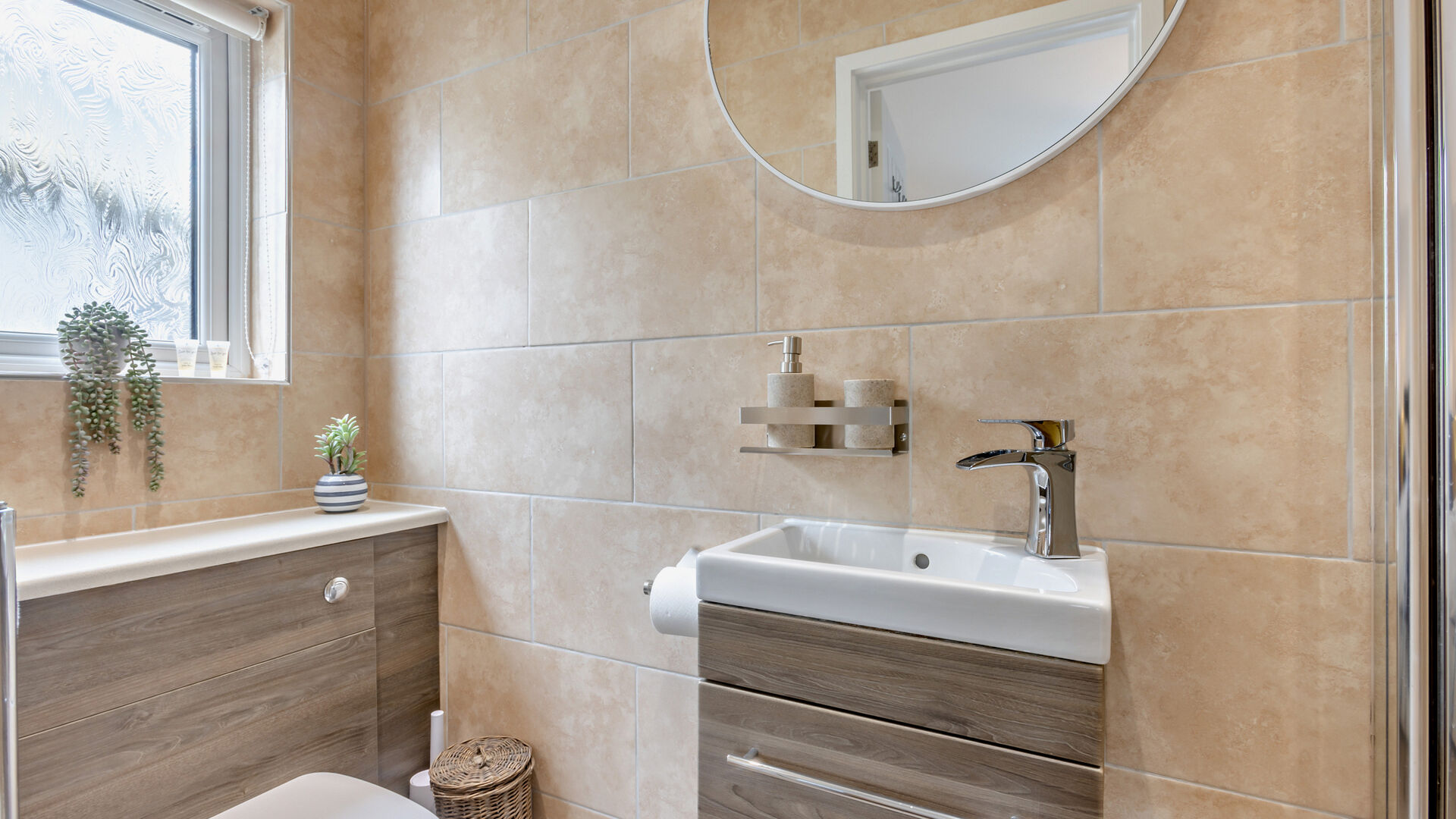 en-suite bathroom at the Breakwater Apartment