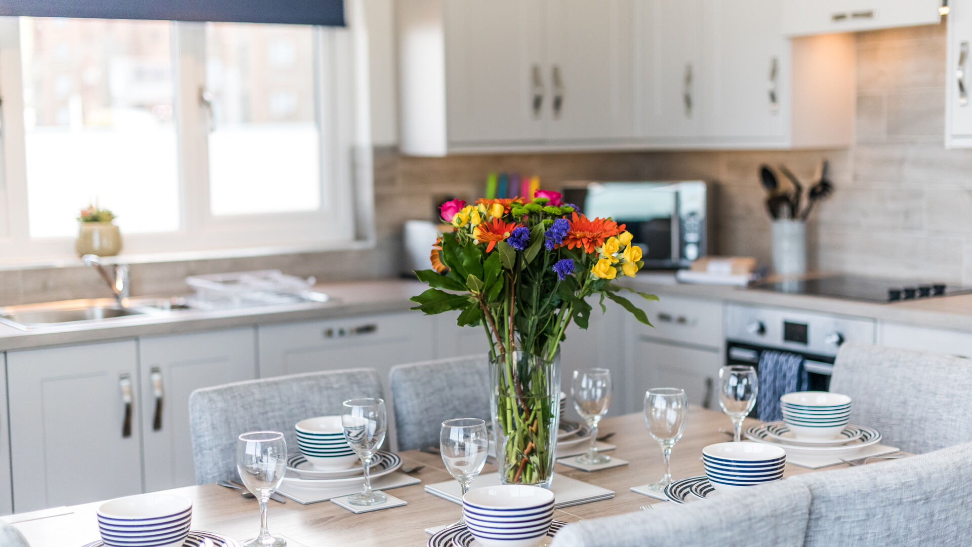 dining area to kitchen in Driftwood apartment