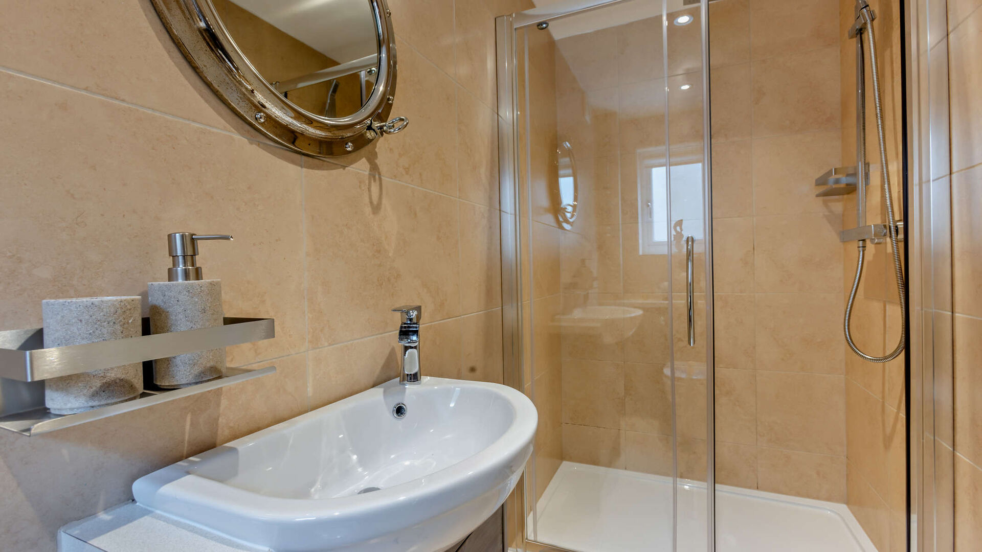 en-suite bathroom at Driftwood apartment