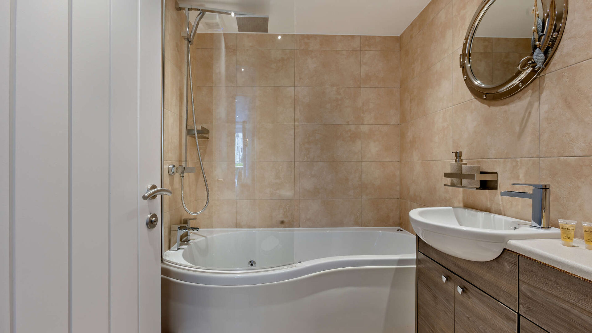 main family bathroom at Pebbleridge apartment