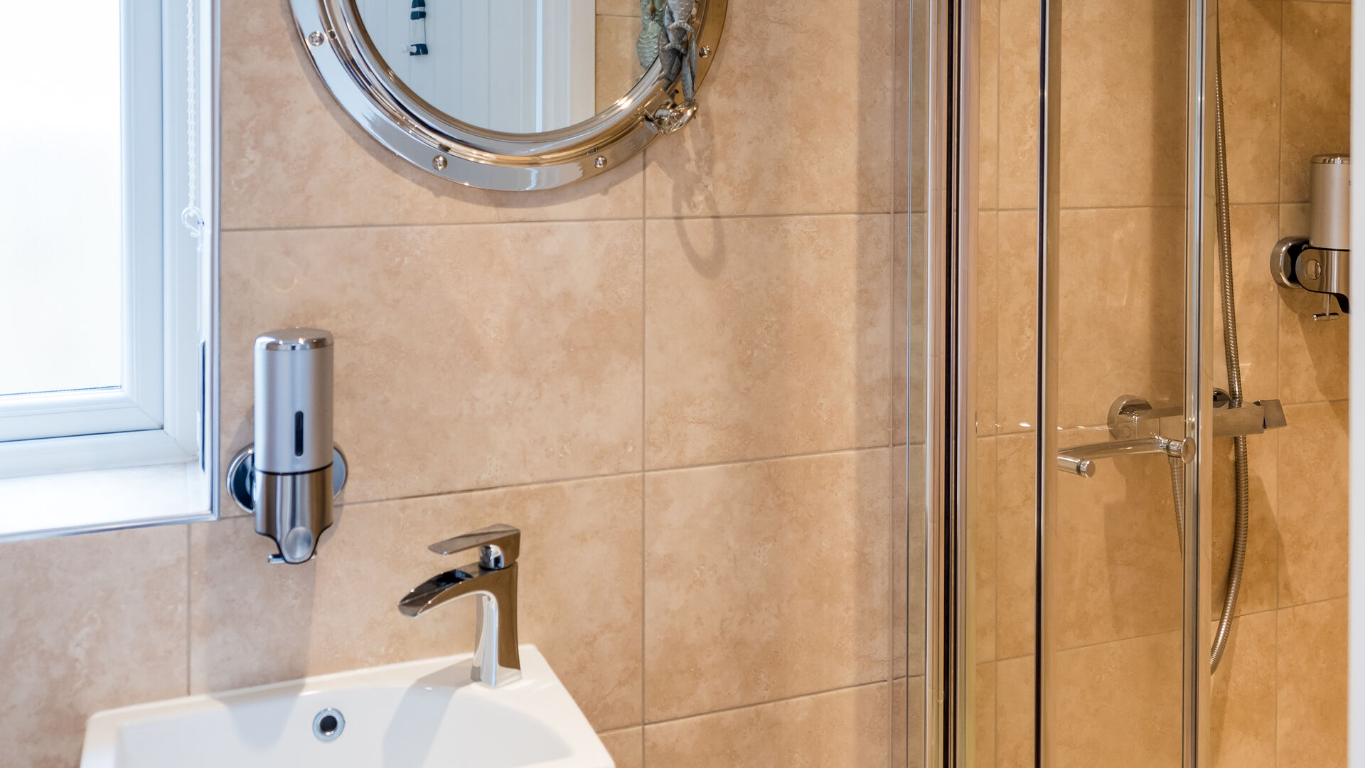 en-suite bathroom at Sandymere apartment