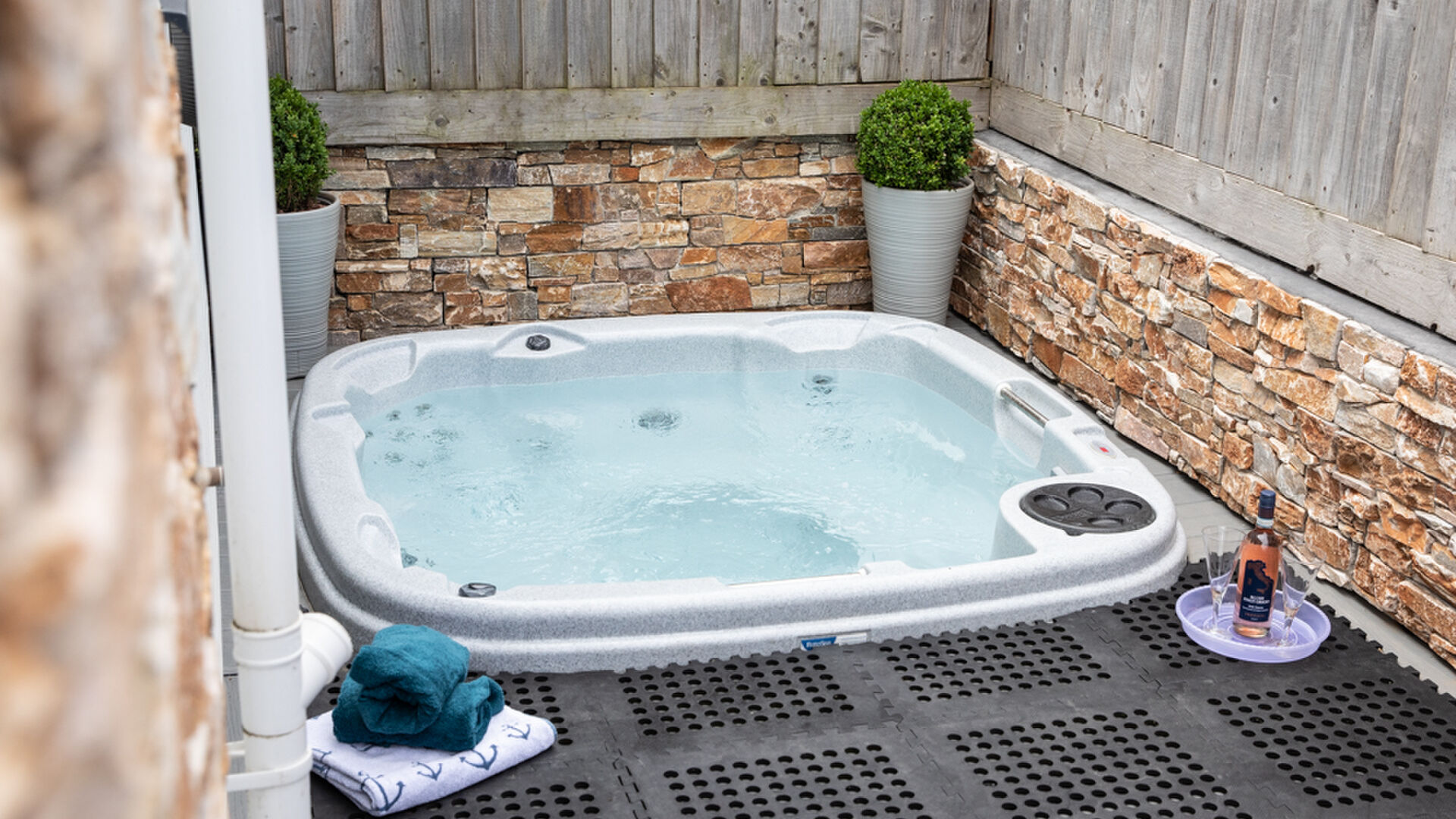 hot tub at the Sandymere apartment in Westard Ho!