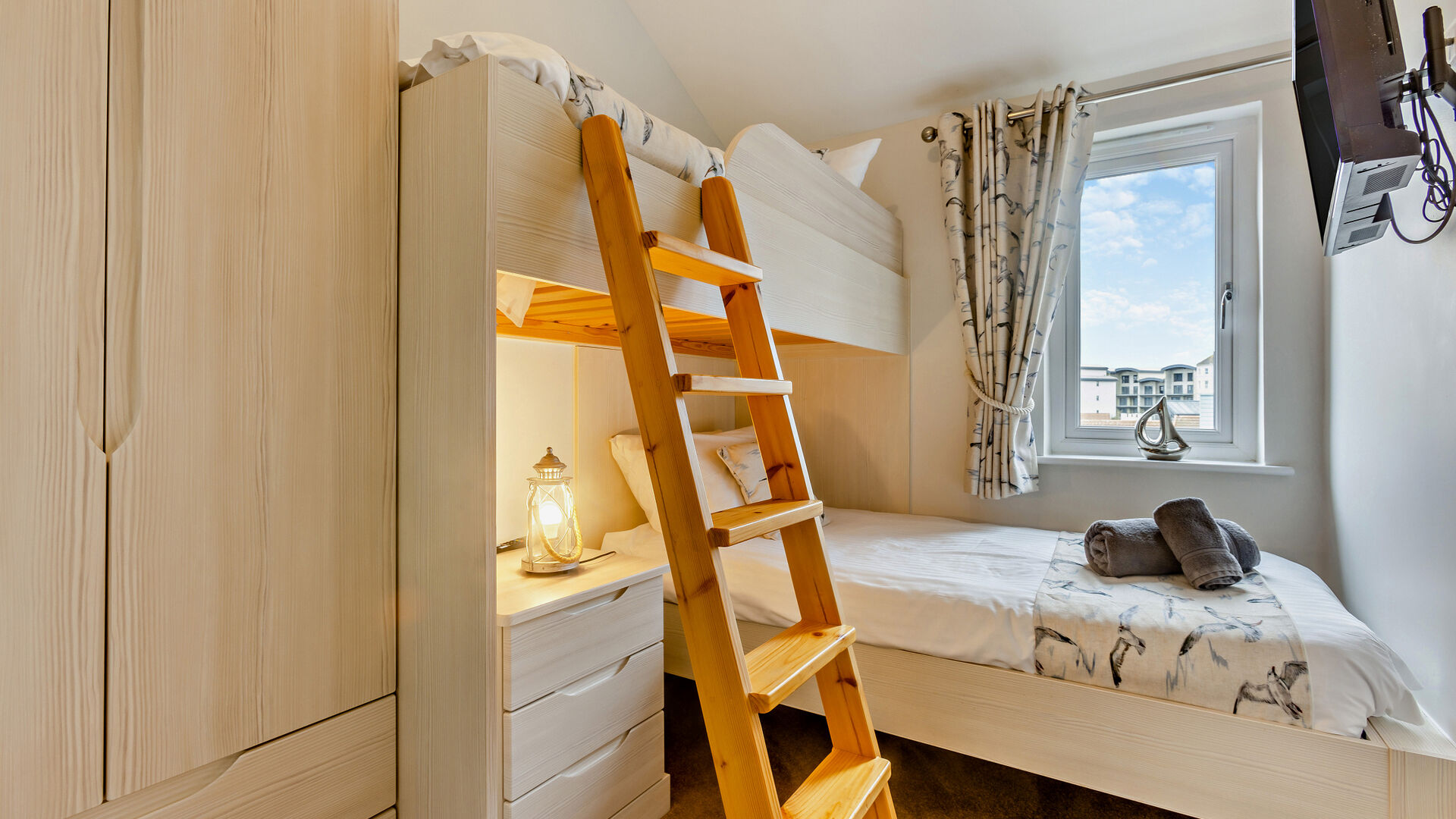 bunk bedroom in Sea Breeze apartment 