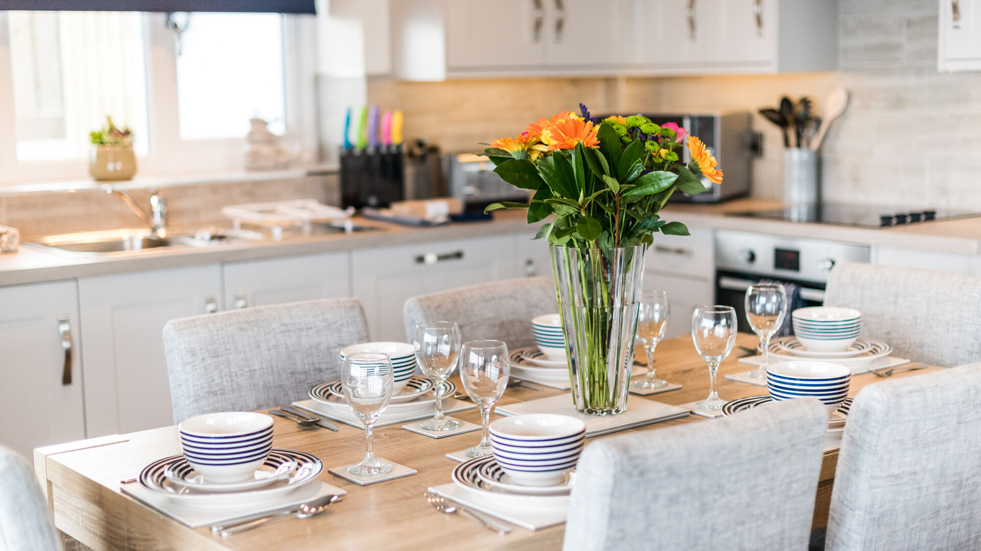 dining table in Sea Breeze apartment 