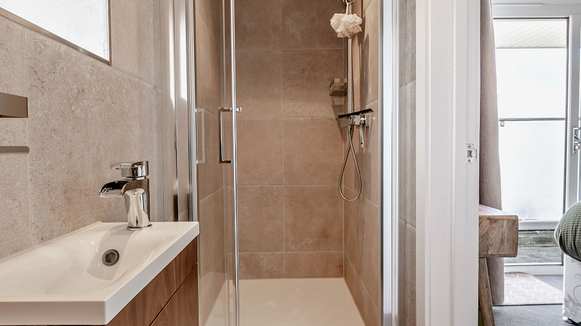 Waters edge apartment ensuite bathroom