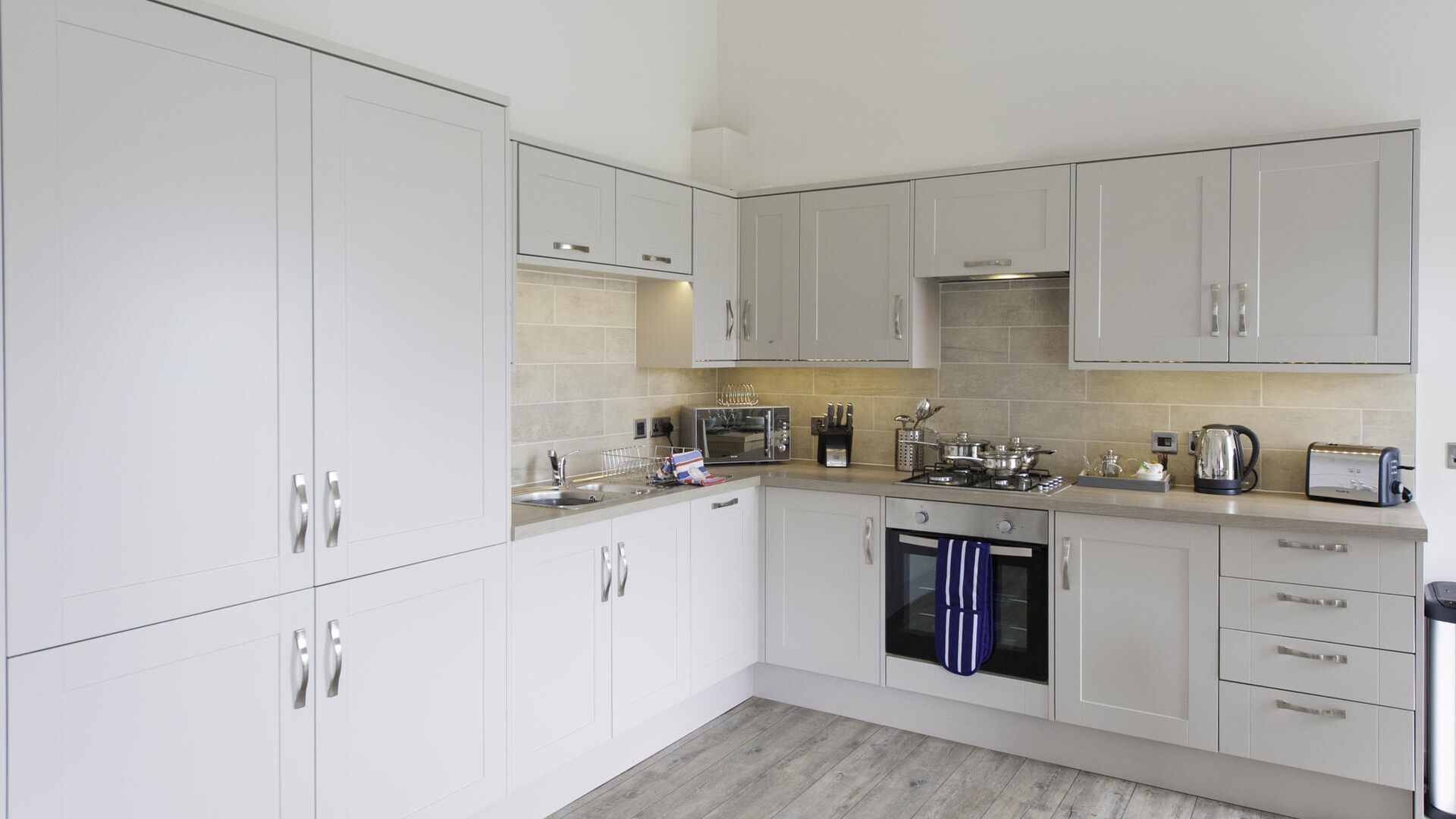 the modern kitchen in the Waterside Apartment